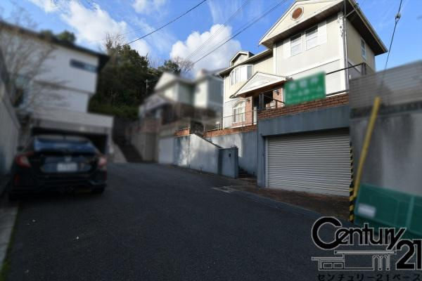 香芝市尼寺３丁目の中古一戸建の前面道路含む現地写真|■現地撮影写真■広々とした前面道路で駐車も楽々スムーズ！