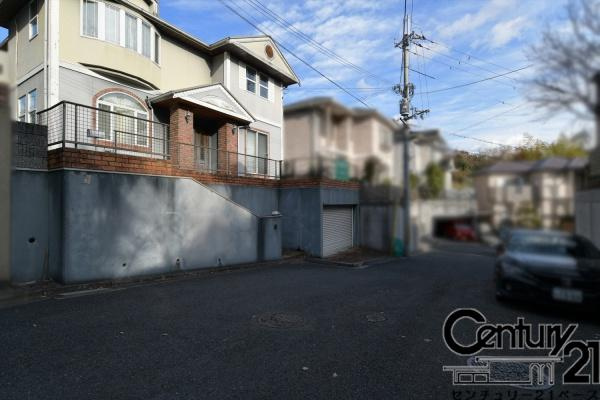香芝市尼寺３丁目の中古一戸建の前面道路含む現地写真|■現地撮影写真■前面道路６ｍとゆったり安心の広さです！