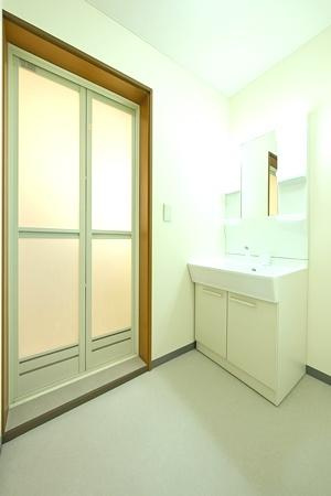 生駒郡三郷町立野南３丁目の中古一戸建の独立洗面台|■現地撮影写真■清潔感のある広々とした洗面スペースです！