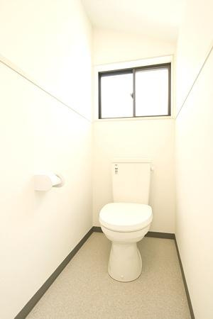 生駒郡三郷町立野南３丁目の中古一戸建のトイレ|■現地撮影写真■１・２階ともに清潔感ある綺麗なお手洗を完備！