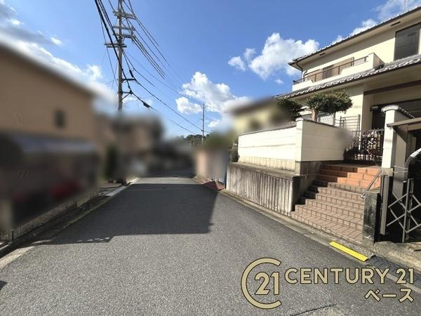 生駒郡三郷町立野南３丁目の中古一戸建の前面道路含む現地写真|■現地撮影写真■広々とした前面道路で駐車も楽々！