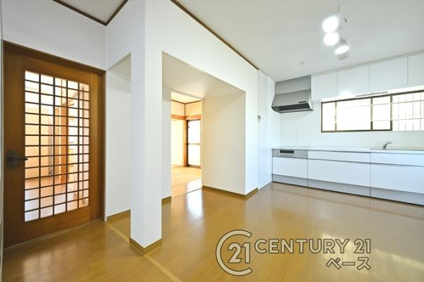 生駒郡三郷町立野南３丁目の中古一戸建の居間・リビング|■現地撮影写真■隣接する和室と行き来ができるようリフォームしております！