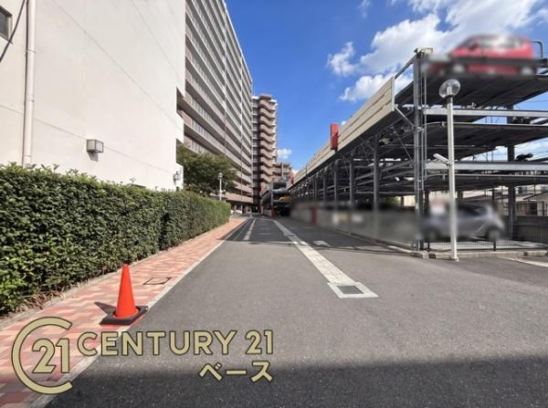 プレミスト天理のその他共用部分|■こちらはマンション入り口、右側には駐車場でございます！