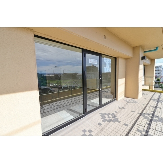 ＰＬＵＳ　Ｏ２ビルの玄関