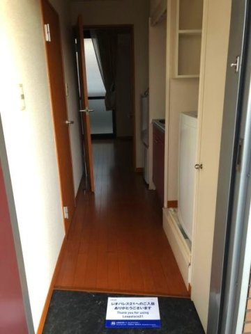 レオパレスハーバーサイドＷ棟の玄関