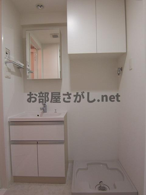 PREMIUM CUBE目黒東山♯ｍｏ【12月中旬入居可】の独立洗面台|明るい色調の室内です