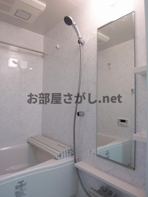 PREMIUM CUBE目黒東山♯ｍｏ【12月中旬入居可】の浴室|きれいな内装です