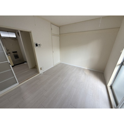 【居間・リビング】 | レピュート高岡B | リビングです