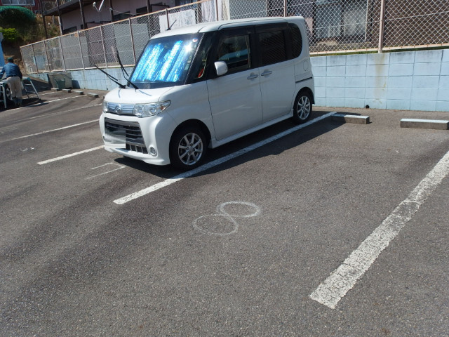 ロイヤル宝六の駐車場