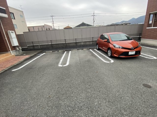 プレシャスＢの駐車場