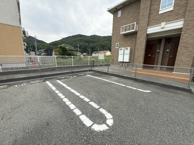シン．シン．ハウスＢの駐車場