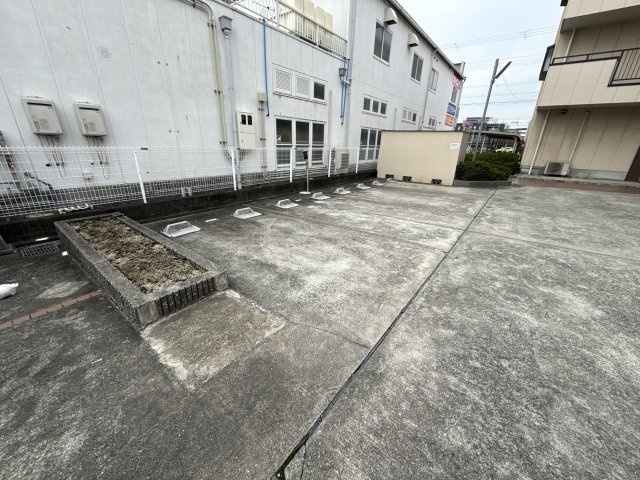 フラッツ・アイの駐車場