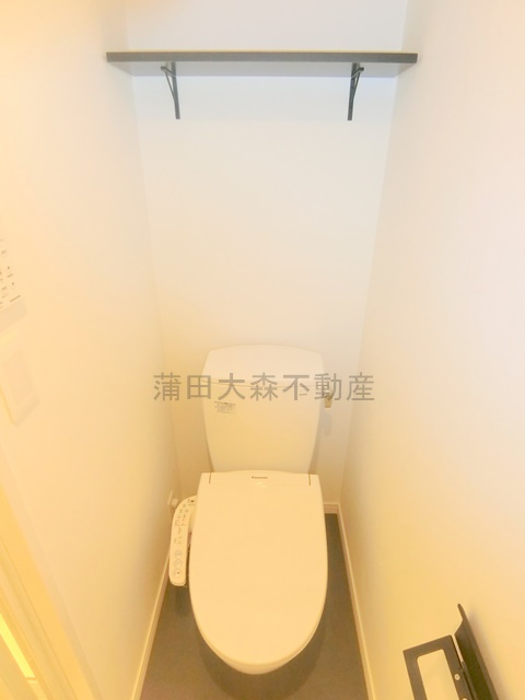 ブルーノコート蒲田のトイレ|棚と温水洗浄暖房便座付きのトイレ