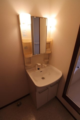 三潴郡大木町大字横溝のアパートの洗面所|忙しい朝には欠かせない洗面所です