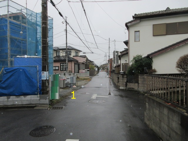 【仲介手数料無料】新築戸建　東松山市美土里町6-11（全2棟）の前面道路含む現地写真