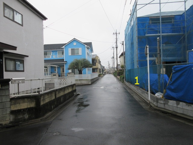 【仲介手数料無料】新築戸建　東松山市美土里町6-11（全2棟）の前面道路含む現地写真