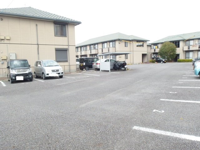 オーキットコートA棟の駐車場