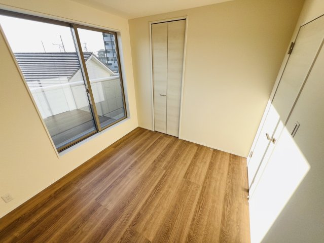 碧南市堀方町2丁目32番地7『仲介手数料無料』新築戸建ての洋室