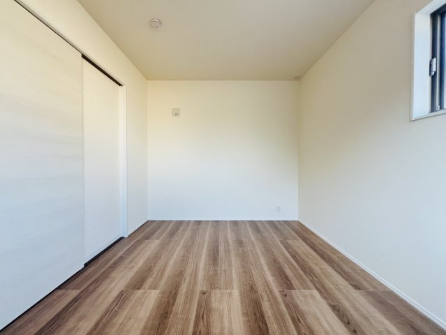 碧南市堀方町2丁目32番地7『仲介手数料無料』新築戸建ての洋室