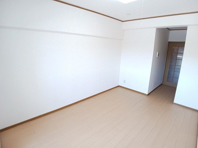 【内装】 | プレンティⅡ | 明るい色調の室内です