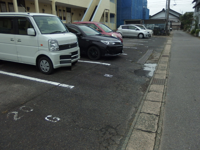 サンパレス井内の駐車場