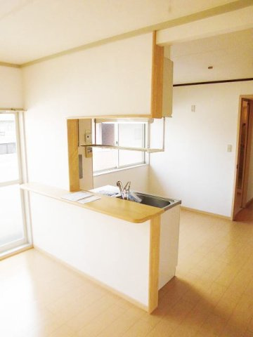 レジデンスＮ．Ⅲの居間・リビング|こちらのリビングで趣味の時間をお楽しみください