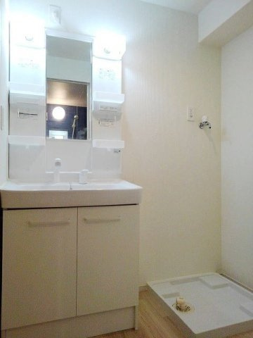 オークス　レジデンスの洗面所|明るい洗面所です