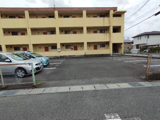 リバーサイドハウスの駐車場