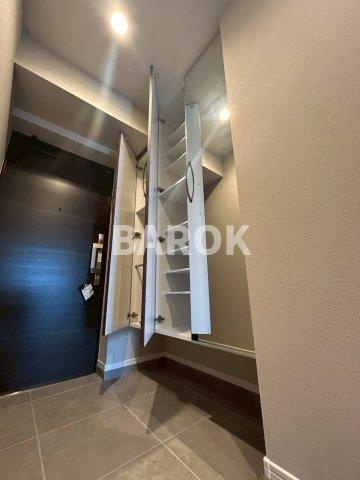 オーヴィジョン白木原駅の玄関