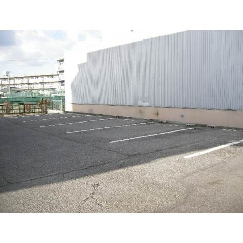 ハイツ西上野の駐車場