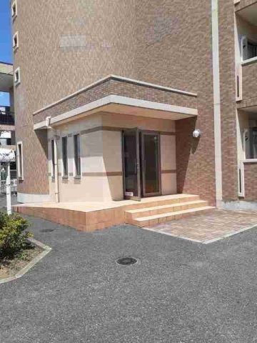 エターナル南与野のエントランス|落ち着いたエントランスです