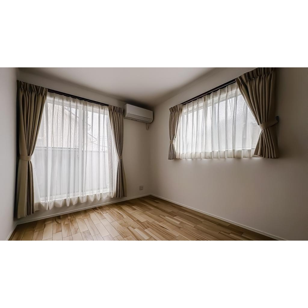 さいたま市岩槻区城南４丁目戸建の居間・リビング|洋室