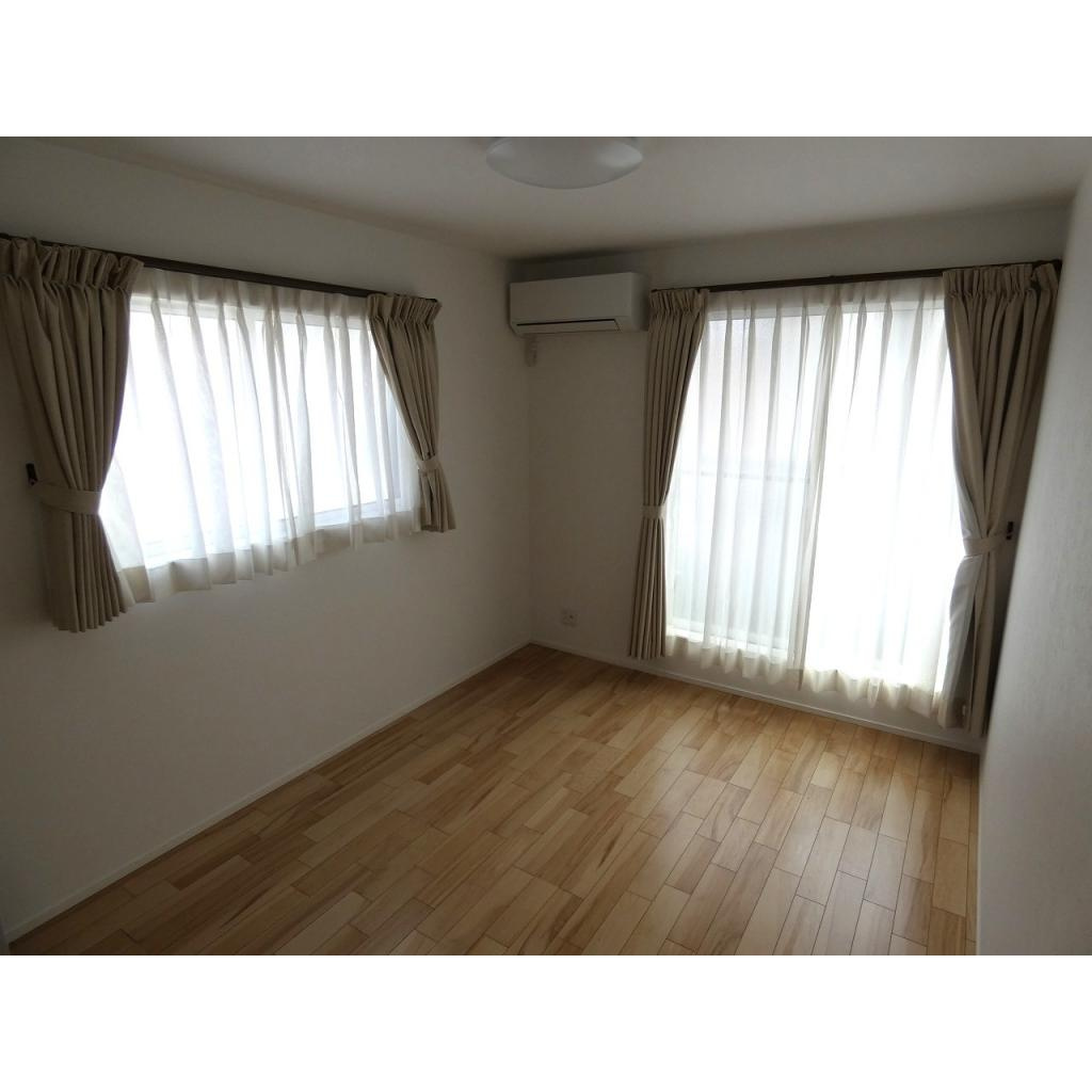 さいたま市岩槻区城南４丁目戸建の居間・リビング|洋室