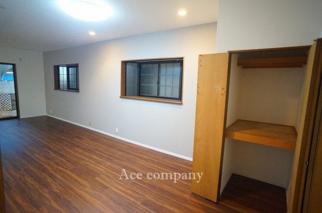 【居間・リビング】 | 八尾市本町3丁目 | 【LDK：広々約19.2帖！】リビングに収納あります♪