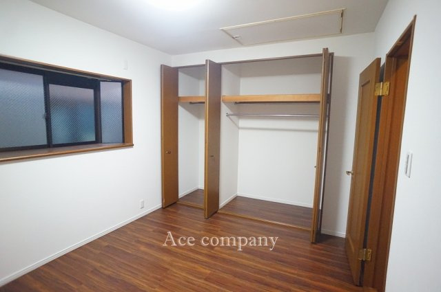 【子供部屋】 | 八尾市本町3丁目 | 【2階：中央洋室6.7帖】十分な収納完備♪こちらのお部屋内に屋根裏収納への昇降階段があります。
