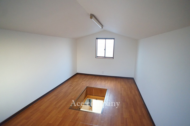 【収納】 | 八尾市本町3丁目 | 十分に収納できる屋根裏収納内です♪照明・窓付きです☆