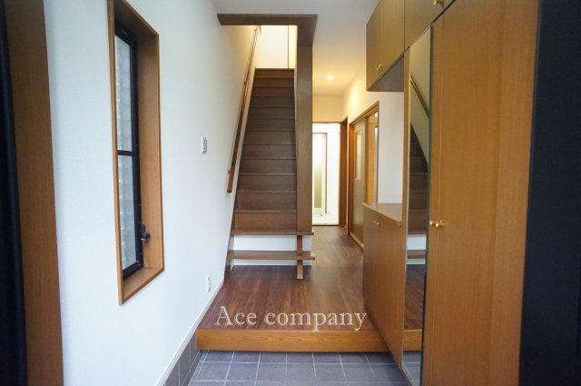【玄関】 | 八尾市本町3丁目 | ミラー付きのシューズボックスあります。廊下に階段下収納（物入）もあります。