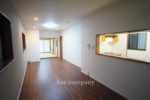 【居間・リビング】 | 八尾市本町3丁目 | 【LDK：広々約19.2帖！】新規：全室クロス貼替え、全室床フロアタイル上張り済みです☆