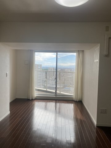 ドリームタワーキュアレジデンスの洋室|リビングです♪
日当たりの良いお部屋です♪

リフォーム前の写真です。
リフォーム完了を楽しみにお待