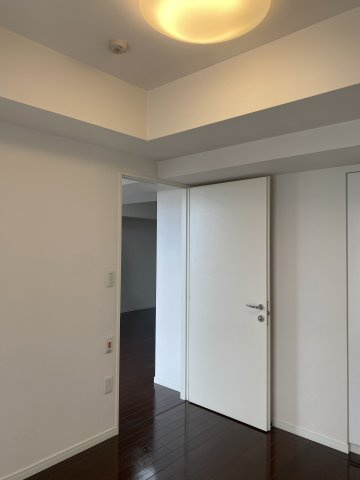 ドリームタワーキュアレジデンスの洋室|洋室です♪
日当たりの良いお部屋です♪

リフォーム前の写真です。
リフォーム完了を楽しみにお待ちく