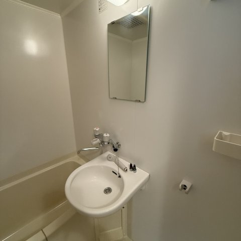 Ｌ　オレンジコートの洗面所|脱衣スペースもあります