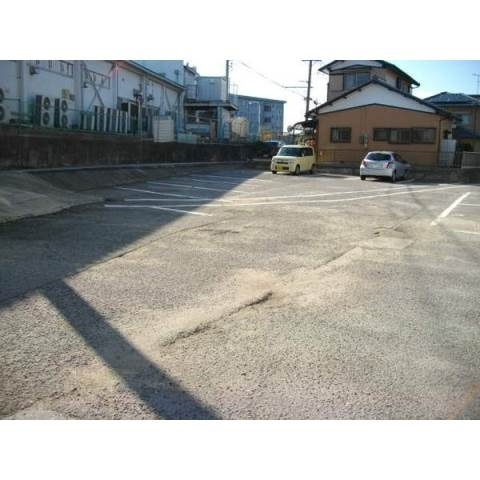 メゾン西大平の駐車場