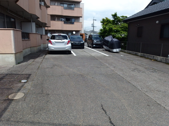メゾンソレイユＡの駐車場