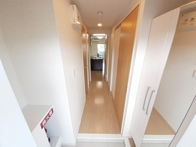 【玄関】 | オンネアまかび（Ｄ） | 明るい玄関です