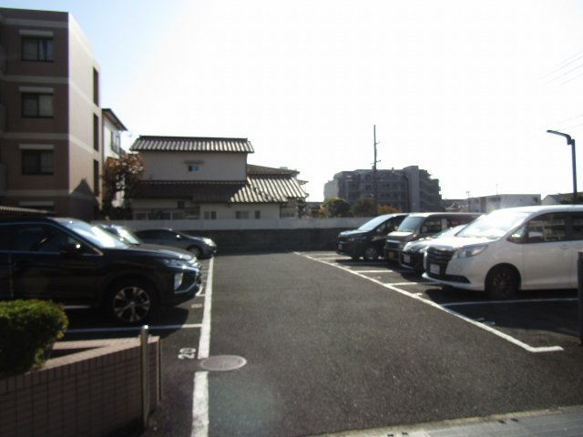 ロイヤルファームの駐車場