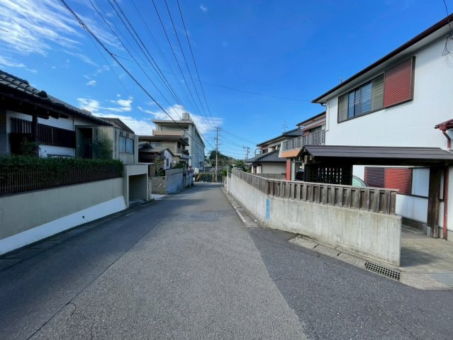 城山2丁目　中古戸建ての前面道路含む現地写真
