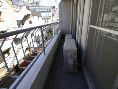 【バルコニー】 | サンライズマンション | バルコニーからの眺めを楽しみながら食事をしませんか