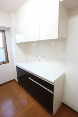 【設備】 | こはる荘 | キッチン後ろに食器棚がございます♪