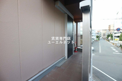 【その他共用部分】 | こはる荘 | 玄関前スペース◎スッキリとしています♪