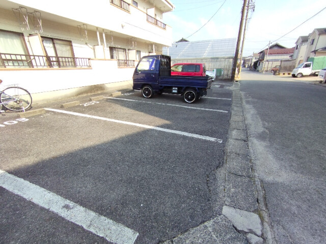 ハイツリバーイーストの駐車場